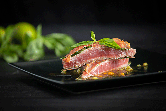 COCINA EN CASA 18: ATÚN ROJO CON JAMÓN IBÉRICO Y ALBAHACA
