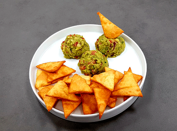 NACHOS CASEROS O TOTOPOS CON GUACAMOLE