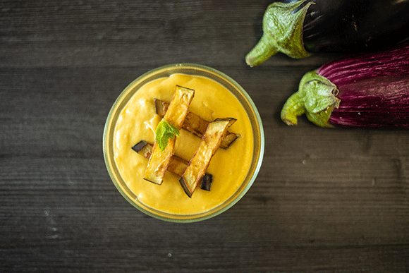 COCINA EN CASA 12: SALMOREJO DE MANGO CON BASTONES DE BERENJENA