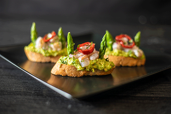COCINA EN CASA 16: TOSTA DE PESTO DE ESPÁRRAGOS CON CEVICHE DE LANGOSTINOS