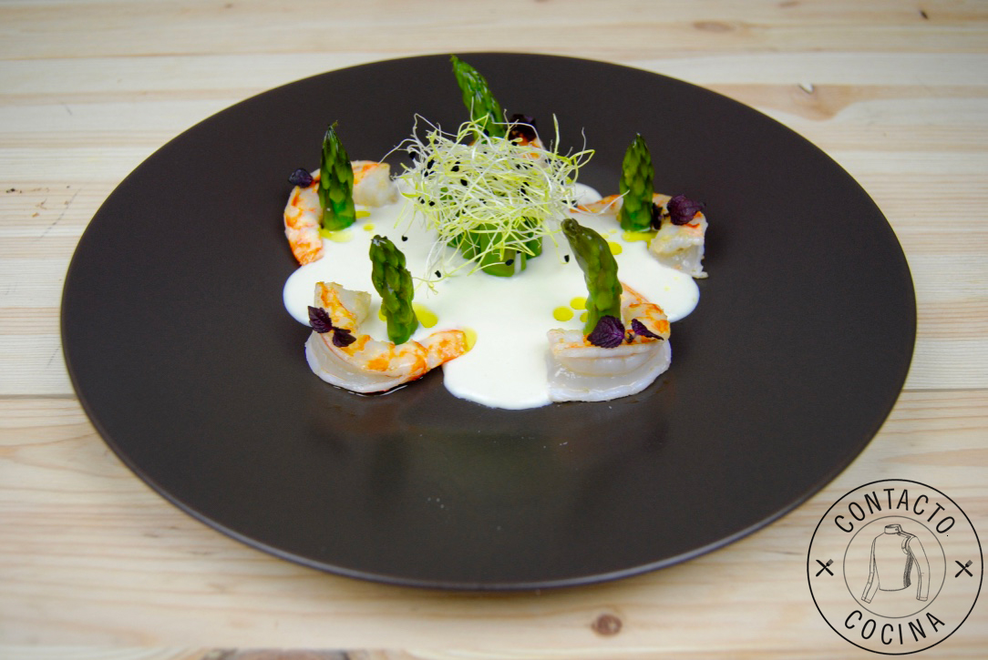 ESPÁRRAGOS VERDES, LANGOSTINOS Y CREMA DE IDIAZABAL